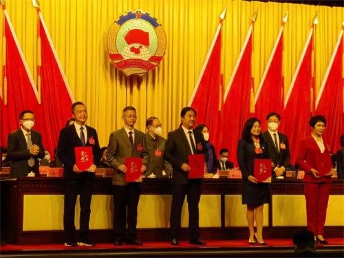 王旗（右二）被评为2022年度优秀政协委员.jpg